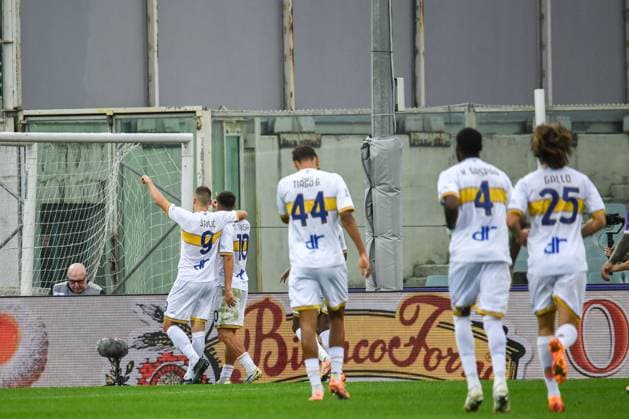 Medon Berisha (Lecce) celebrates with teammates after scoring the 0-1 goal during ACF Fiorentina vs US Lecce, Italian soccer Serie A match in Florence, Italy, November 02 2025  Copyright: xFabioxFagiolini IPAxSportx xipa-agency.netx xx IPA_67403323 IPA_Agency_IPA67403323