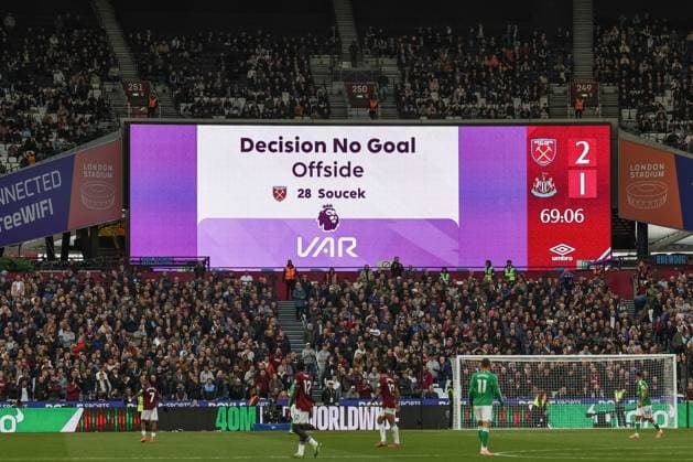 Premier League West Ham United v Newcastle United VAR check on Tomas Soucek of West Ham United no goal during the Premier League match West Ham United vs Newcastle United at London Stadium, London, United Kingdom, 2nd November 2025 (Photo by Mark Cosgrove News Images) London London Stadium United Kingdom Copyright: xMarkxCosgrove NewsxImagesx