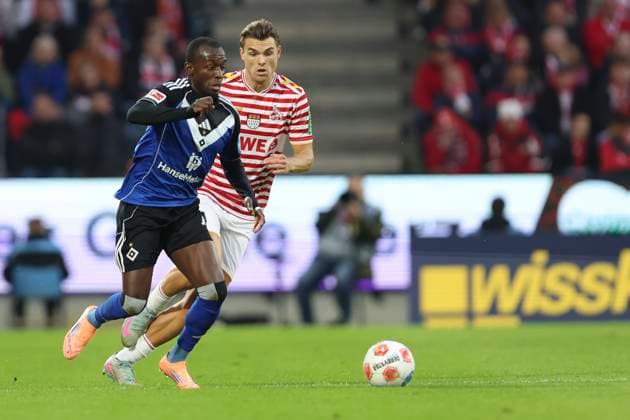 Jean-Luc Dompe (Hamburger SV) und Joel Schmied (1. FC Koeln) im Zweikampf waehrend des spiels der Bundesliga zwischen 1. FC Köln und Hamburger SV, RheinEnergieSTADION am 02. November 2025 in Köln, Deutschland. (Foto von Oliver Kaelke DeFodi Images) +++ Jean-Luc Dompe (Hamburger SV) und Joel Schmied (1. FC Koeln) battle for the ball during the Bundesliga match between 1. FC Köln and Hamburger SV at RheinEnergieSTADION on November 2, 2025 in Köln, Germany. (Photo by Oliver Kaelke DeFodi Images) DFL regulations prohibit any use of photographs as image sequences and or quasi-video. (Photo by Oliver Kaelke DeFodi Images) Jean Luc Dompe Hamburger SV und Joel Schmied 1 FC Koeln im Zweikampf waehrend des spiels der Bundesliga zwischen 1 FC Köln und Hamburger SV, RheinEnergieSTADION am 02 November 2025 in Köln, Germany Photo by Oliver Kaelke DeFodi Images Jean Luc Dompe Hamburger SV und Joel Schmied 1 FC Koeln battle for the ball during the Bundesliga match between 1 FC Köln and Hamburger SV at RheinEnergieSTADION on November 2, 2025 in Köln, Germany Photo by Oliver Kaelke DeFodi Images DFL regulations prohibit any use of photographs as image sequences and or quasi video Photo by Oliver Kaelke DeFodi Images