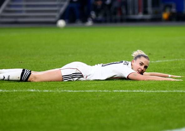 02 11 2025, xcex, GER, Hamburg, Volksparkstadion, Frauenfussball, 1 Bundesliga, DIE LIGA, Google Pixel Frauen Bundesliga, Saison 2025 2026, Spieltag 8, SGE, HSV, Hamburger SV Eintracht Frankfurt Frauen, Torjubel Eintracht Frankfurt, Jubel, Freude, Emotionen, goal celebration, Laura Freigang SGE bejubelt ihren Treffer zum 3 0, DFL regulations prohibit any use of photographs as image sequences and or quasi video