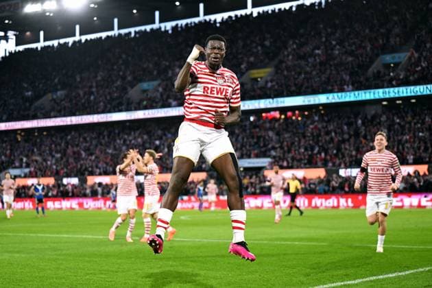 Football, Bundesliga, Germany, Men, Season 2025 2026, Matchday 9, Rhein Energie Stadion Köln, 1 FC Köln Hamburger SV cheers Ragnar Ache KOE after his goal for 1 0 cheers, joy, action