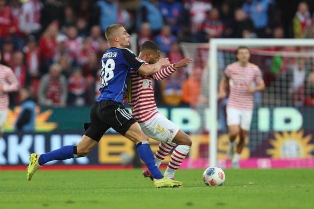 Miro Muheim (Hamburger SV) und Linton Maina (1. FC Koeln) im Zweikampf waehrend des spiels der Bundesliga zwischen 1. FC Köln und Hamburger SV, RheinEnergieSTADION am 02. November 2025 in Köln, Deutschland. (Foto von Oliver Kaelke DeFodi Images) +++ Miro Muheim (Hamburger SV) und Linton Maina (1. FC Koeln) battle for the ball during the Bundesliga match between 1. FC Köln and Hamburger SV at RheinEnergieSTADION on November 2, 2025 in Köln, Germany. (Photo by Oliver Kaelke DeFodi Images) DFL regulations prohibit any use of photographs as image sequences and or quasi-video. (Photo by Oliver Kaelke DeFodi Images) Miro Muheim Hamburger SV und Linton Maina 1 FC Koeln im Zweikampf waehrend des spiels der Bundesliga zwischen 1 FC Köln und Hamburger SV, RheinEnergieSTADION am 02 November 2025 in Köln, Germany Photo by Oliver Kaelke DeFodi Images Miro Muheim Hamburger SV und Linton Maina 1 FC Koeln battle for the ball during the Bundesliga match between 1 FC Köln and Hamburger SV at RheinEnergieSTADION on November 2, 2025 in Köln, Germany Photo by Oliver Kaelke DeFodi Images DFL regulations prohibit any use of photographs as image sequences and or quasi video Photo by Oliver Kaelke DeFodi Images