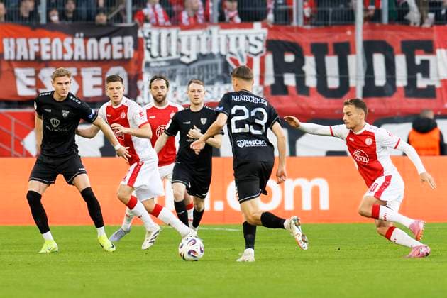 Soccer 3 Liga 13 Matchday Rot Weiss Essen 1 FC Schweinfurt on 02 11 2025 at the stadium on Hafenstraße in Essen Michael Kostka Rot Weiss Essen