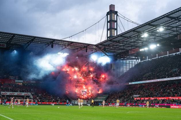 02 11 2025, Football, 1 Bundesliga, Matchday 6 Season 2025 2026, 1 FC Köln Hamburger SV, Pyrotechnics with Hamburger SV block, xRHR FOTO TKx Copyright: RHR-FOTOx RHR-FOTO TK