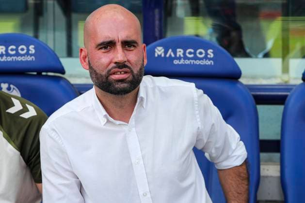 November 2, 2025, Valencia, Valencia, SPAIN: Claudio Giraldez, head coach of RC Celta de Vigo, looks on during the Spanish league, LaLiga EA Sports, football match played between Levante UD and RC Celta at Ciutat de Valencia stadium on November 2, 2025, in Valencia, Spain. Valencia SPAIN - ZUMAa181 20251102_zaa_a181_028 Copyright: xIvanxTerronx