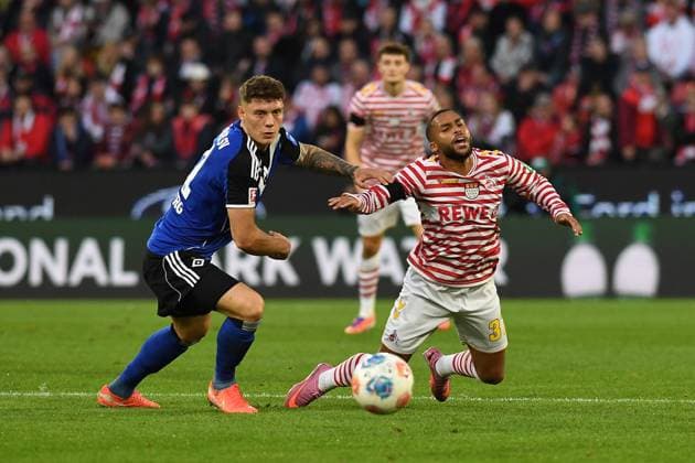 Nicolai Remberg (Hamburger SV) und Linton Maina (1. FC Koeln) im Zweikampf waehrend des Spiels der Bundesliga zwischen 1. FC Köln und dem Hamburger SV, RheinEnergieSTADION am 02. November 2025 in Köln, Deutschland. (Foto von Ralf Treese DeFodi Images) +++ Nicolai Remberg (Hamburger SV) und Linton Maina (1. FC Koeln) battle for the ball during the Bundesliga match between 1. FC Köln and Hamburger SV at RheinEnergieSTADION on November 2, 2025 in Köln, Germany. (Photo by Ralf Treese DeFodi Images) DFL regulations prohibit any use of photographs as image sequences and or quasi-video. (Photo by Ralf Treese DeFodi Images) Nicolai Remberg Hamburger SV and Linton Maina 1 FC Koeln in a duel during the Bundesliga match between 1 FC Köln and Hamburger SV, RheinEnergieSTADION on November 02, 2025 in Köln, Germany Photo by Ralf Treese DeFodi Images Nicolai Remberg Hamburger SV and Linton Maina 1 FC Koeln battle for the ball during the Bundesliga match between 1 FC Köln and Hamburger SV at RheinEnergieSTADION on November 2, 2025 in Köln, Germany Photo by Ralf Treese DeFodi Images DFL regulations prohibit any use of photographs as image sequences and or quasi video Photo by Ralf Treese DeFodi Images