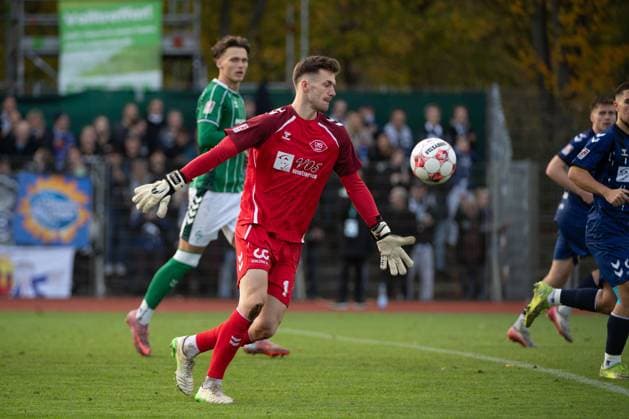 GER, Football, RLN, SV Werder Bremen II U23 vs VfB Oldenburg 02 11 2025, Platz 11, Bremen, GER, RLN, SV Werder Bremen II U23 vs VfB Oldenburg, DFL regulations prohibit any use of photographs as image sequences and or quasi video, im Bild Der Abschlag von Jhonny PEITZMEIER VfB Oldenburg 1 nordphotoxgmbhx xRojahn nph00310