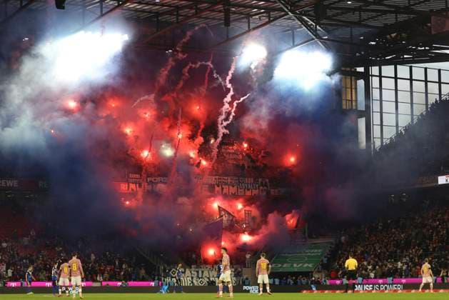 Fans von Hamburger SV mit Pyrotechnik waehrend des spiels der Bundesliga zwischen 1. FC Köln und Hamburger SV, RheinEnergieSTADION am 02. November 2025 in Köln, Deutschland. (Foto von Oliver Kaelke DeFodi Images) +++ Supporters of Hamburger SV use pyrotechnics during the Bundesliga match between 1. FC Köln and Hamburger SV at RheinEnergieSTADION on November 2, 2025 in Köln, Germany. (Photo by Oliver Kaelke DeFodi Images) DFL regulations prohibit any use of photographs as image sequences and or quasi-video. (Photo by Oliver Kaelke DeFodi Images) Fans of Hamburger SV with pyrotechnics during the Bundesliga match between 1 FC Köln and Hamburger SV, RheinEnergieSTADION on November 02, 2025 in Köln, Germany Photo by Oliver Kaelke DeFodi Images Supporters of Hamburger SV use pyrotechnics during the Bundesliga match between 1 FC Köln and Hamburger SV at RheinEnergieSTADION on November 2, 2025 in Köln, Germany Photo by Oliver Kaelke DeFodi Images DFL regulations prohibit any use of photographs as image sequences and or quasi video Photo by Oliver Kaelke DeFodi Images