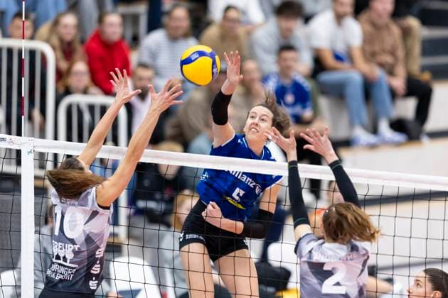 1 Volleyball Bundesliga Women Schwarz Weiss Erfurt vs Allianz MTV Stuttgart Erfurt 02 11 2025 Lydia Grote 5 Allianz MTV Stuttgart vs Kinga Szücs 10 Schwarz Weiss Erfurt left and Elizabeth Sandbothe 2 Schwarz Weiss Erfurt right 1 Volleyball Bundesliga Women Schwarz Weiss Erfurt vs Allianz MTV Stuttgart Riethsporthalle Erfurt 02 11 2025 Copyright: xBEAUTIFULxSPORTS Duehringx