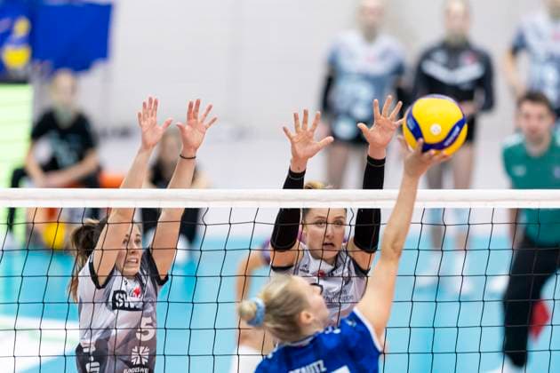 1 Volleyball Bundesliga Women Schwarz Weiss Erfurt vs Allianz MTV Stuttgart Erfurt 02 11 2025 Emilie Respaut 5 Schwarz Weiss Erfurt left and Alina Zellin 1 Schwarz Weiss Erfurt vs Antonia Stautz 6 Allianz MTV Stuttgart 1 Volleyball Bundesliga Women Schwarz Weiss Erfurt vs Allianz MTV Stuttgart Riethsporthalle Erfurt 02 11 2025 Copyright: xBEAUTIFULxSPORTS Duehringx