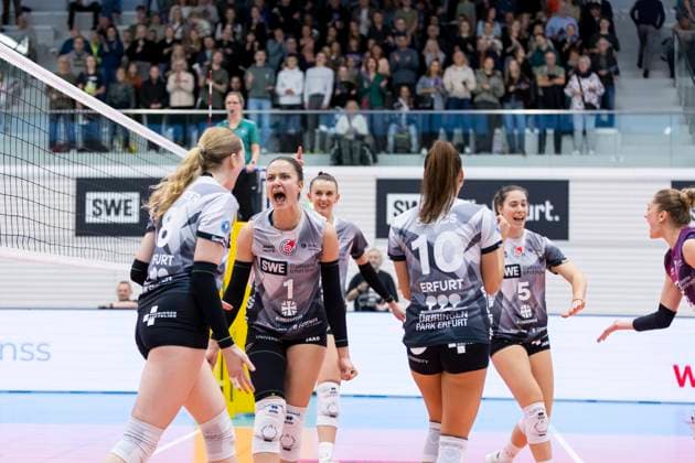 1 Volleyball Bundesliga Women Schwarz Weiss Erfurt vs Allianz MTV Stuttgart Erfurt 02 11 2025 Cheers, Alina Zellin 1 Schwarz Weiss Erfurt and team 1 Volleyball Bundesliga Women Schwarz Weiss Erfurt vs Allianz MTV Stuttgart Riethsporthalle Erfurt 02 11 2025 Copyright: xBEAUTIFULxSPORTS Duehringx