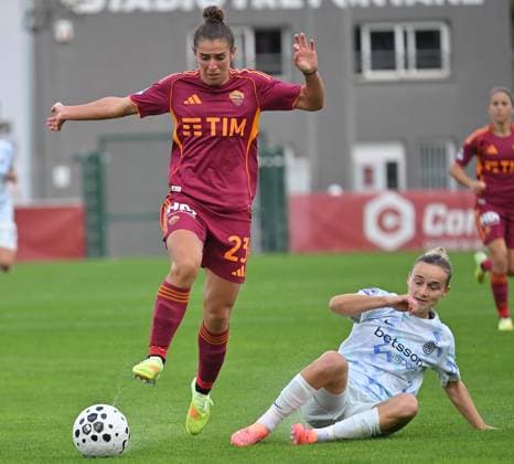 Soccer, match Serie A Women s AS Roma v FC Inter Valentina Bergamaschi of AS Roma, Lina Magull of Inter during the match Serie A Women s AS Roma v FC Inter at The Fontane stadium in Rome, Italy, Nov 02nd, 2025. Imago-Images Emmefoto Copyright: xImago-Images Emmefotox