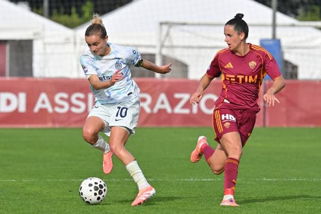 Soccer, match Serie A Women s AS Roma v FC Inter Lina Magull of Inter,Evelyne Viens of AS Roma during the match Serie A Women s AS Roma v FC Inter at The Fontane stadium in Rome, Italy, Nov 02nd, 2025. Imago-Images Emmefoto Copyright: xImago-Images Emmefotox