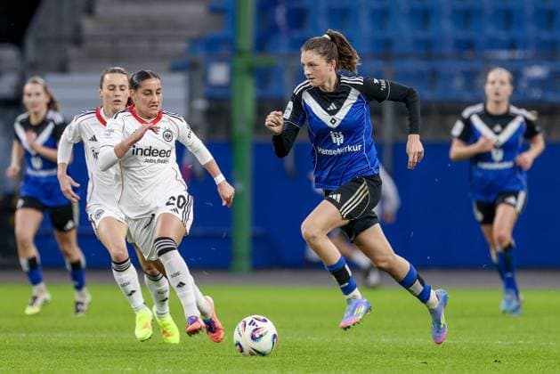 v li Ilayda Acikgöz Eintracht Frankfurt, 20 and Lotta Wrede Hamburger SV, 32 in running duel, duel, dynamic, action, action, game scene, THE DFB REGULATIONS PROHIBIT ANY USE OF PHOTOGRAPHS AS IMAGE SEQUENCES AND OR QUASI VIDEO , 02 11 2025, Hamburg Germany , Football, Google Pixel Womens Bundesliga, Hamburger SV Eintracht Frankfurt xobx