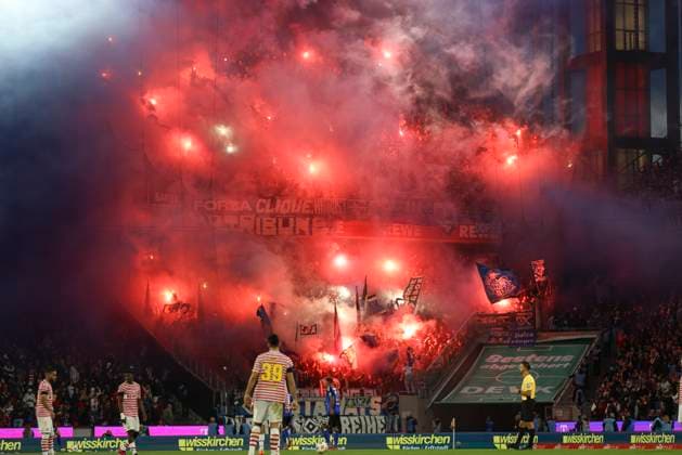 Fans von Hamburger SV mit Pyrotechnik waehrend des spiels der Bundesliga zwischen 1. FC Köln und Hamburger SV, RheinEnergieSTADION am 02. November 2025 in Köln, Deutschland. (Foto von Oliver Kaelke DeFodi Images) +++ Supporters of Hamburger SV use pyrotechnics during the Bundesliga match between 1. FC Köln and Hamburger SV at RheinEnergieSTADION on November 2, 2025 in Köln, Germany. (Photo by Oliver Kaelke DeFodi Images) DFL regulations prohibit any use of photographs as image sequences and or quasi-video. (Photo by Oliver Kaelke DeFodi Images) Fans of Hamburger SV with pyrotechnics during the Bundesliga match between 1 FC Köln and Hamburger SV, RheinEnergieSTADION on November 02, 2025 in Köln, Germany Photo by Oliver Kaelke DeFodi Images Supporters of Hamburger SV use pyrotechnics during the Bundesliga match between 1 FC Köln and Hamburger SV at RheinEnergieSTADION on November 2, 2025 in Köln, Germany Photo by Oliver Kaelke DeFodi Images DFL regulations prohibit any use of photographs as image sequences and or quasi video Photo by Oliver Kaelke DeFodi Images