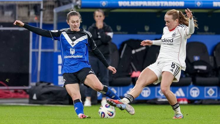 from left Maria Mikolajova Hamburger SV, 27 and Lisanne Gräwe Eintracht Frankfurt, 8 in a duel, dynamic, action, action, game scene, THE DFB REGULATIONS PROHIBIT ANY USE OF PHOTOGRAPHS AS IMAGE SEQUENCES AND OR QUASI VIDEO , 02 11 2025, Hamburg Germany , Football, Google Pixel Womens Bundesliga, Hamburger SV Eintracht Frankfurt xobx