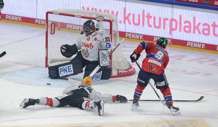 Goalkeeper Julius Hudacek, Maxim Rausch, Ty Ronning duel Game scene Action Sport Ice field hockey Penny DEL German Ice Hockey League 17 Matchday Season 2025 2026 02 11 2025 EHC Eisbären Berlin EBB vs Fischtown Pinguins Bremerhaven