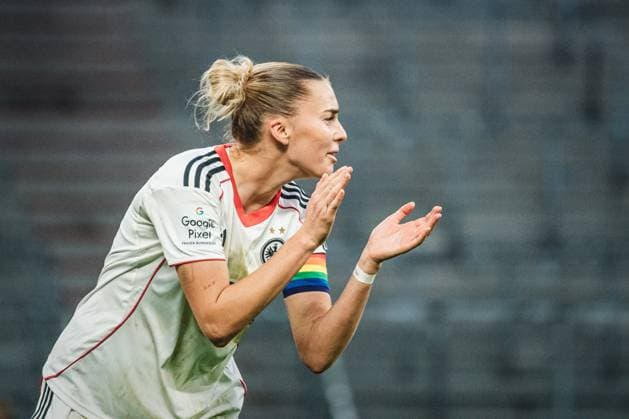 Google Pixel Womens Bundesliga Hamburger SV vs Eintracht Frankfurt, 02 11 2025 Laura Freigang Eintracht Frankfurt, 10 cheers on her teammates Football, Google Pixel Womens Bundesliga, 8 Matchday Hamburger SV vs Eintracht Frankfurt on 02 11 2025 at Volksparkstadion, Hamburg DFB DFL REGULATIONS PROHIBIT ANY USE OF PHOTOGRAPHS AS IMAGE SEQUENCES AND OR QUASI VIDEO Copyright: xBEAUTIFULxSPORTS Tonhäuserx