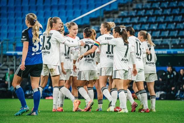 Google Pixel Womens Bundesliga Hamburger SV vs Eintracht Frankfurt, 02 11 2025 Lisanne Gräwe Eintracht Frankfurt, 8 squints to 0 4, GOAL, CHEER Soccer, Google Pixel Womens Bundesliga, 8 Matchday Hamburger SV vs Eintracht Frankfurt on 02 11 2025 at Volksparkstadion, Hamburg DFB DFL REGULATIONS PROHIBIT ANY USE OF PHOTOGRAPHS AS IMAGE SEQUENCES AND OR QUASI VIDEO Copyright: xBEAUTIFULxSPORTS Tonhäuserx