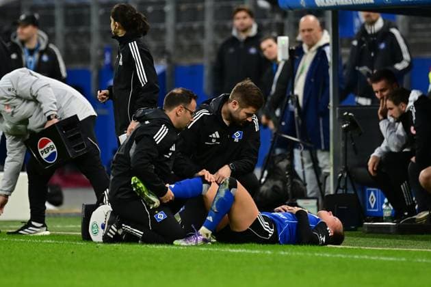 Soccer I Women I Season 2025 2026 I Bundesliga I Matchday 8 I Hamburger SV Eintracht Frankfurt I 02 11 2025 On the ground injury at Viktoria Schwalm 23, Hamburger SV , the next serious injury Hamburg Volkspark, Volksparkstadion, stadium, Volkspark Stadion Hamburg Germany Copyright: xLobeca FelixxSchlikisx