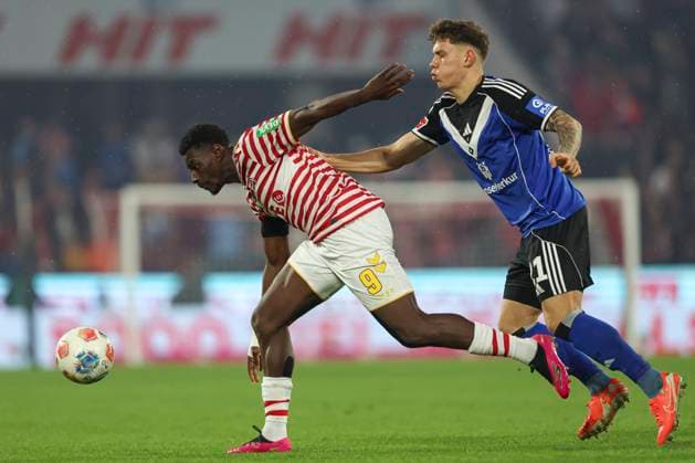 Ragnar Ache (1. FC Koeln) und Nicolai Remberg (Hamburger SV) im Zweikampf waehrend des spiels der Bundesliga zwischen 1. FC Köln und Hamburger SV, RheinEnergieSTADION am 02. November 2025 in Köln, Deutschland. (Foto von Oliver Kaelke DeFodi Images) +++ Ragnar Ache (1. FC Koeln) und Nicolai Remberg (Hamburger SV) battle for the ball during the Bundesliga match between 1. FC Köln and Hamburger SV at RheinEnergieSTADION on November 2, 2025 in Köln, Germany. (Photo by Oliver Kaelke DeFodi Images) DFL regulations prohibit any use of photographs as image sequences and or quasi-video. (Photo by Oliver Kaelke DeFodi Images) Ragnar Ache 1 FC Koeln und Nicolai Remberg Hamburger SV im Zweikampf waehrend des spiels der Bundesliga zwischen 1 FC Köln und Hamburger SV, RheinEnergieSTADION am 02 November 2025 in Köln, Germany Photo by Oliver Kaelke DeFodi Images Ragnar Ache 1 FC Koeln und Nicolai Remberg Hamburger SV battle for the ball during the Bundesliga match between 1 FC Köln and Hamburger SV at RheinEnergieSTADION on November 2, 2025 in Köln, Germany Photo by Oliver Kaelke DeFodi Images DFL regulations prohibit any use of photographs as image sequences and or quasi video Photo by Oliver Kaelke DeFodi Images