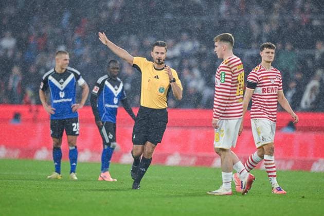 02 11 2025, Football, 1 Bundesliga, Matchday 6 Season 2025 2026, 1 FC Köln Hamburger SV, Referee Daniel Schlager xRHR PHOTO TKx Copyright: RHR-FOTOx RHR-FOTO TK