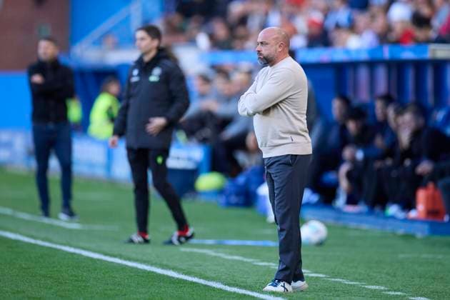 November 2, 2025, Vitoria, Alava, SPAIN: Manolo Gonzalez head coach of RCD Espanyol looks on during the LaLiga EA Sports match between Deportivo Alaves and RCD Espanyol at Mendizorrotza on November 2, 2025, in Vitoria, Spain. Vitoria SPAIN - ZUMAa181 20251102_zaa_a181_052 Copyright: xRicardoxLarreinax