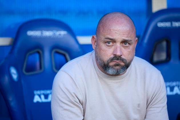 November 2, 2025, Vitoria, Alava, SPAIN: Manolo Gonzalez head coach of RCD Espanyol looks on during the LaLiga EA Sports match between Deportivo Alaves and RCD Espanyol at Mendizorrotza on November 2, 2025, in Vitoria, Spain. Vitoria SPAIN - ZUMAa181 20251102_zaa_a181_056 Copyright: xRicardoxLarreinax
