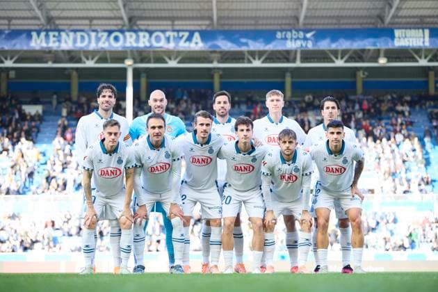 November 2, 2025, Vitoria, Alava, SPAIN: Players of RCD Espanyol line up for a team photo during the LaLiga EA Sports match between Deportivo Alaves and RCD Espanyol at Mendizorrotza on November 2, 2025, in Vitoria, Spain. Vitoria SPAIN - ZUMAa181 20251102_zaa_a181_057 Copyright: xRicardoxLarreinax