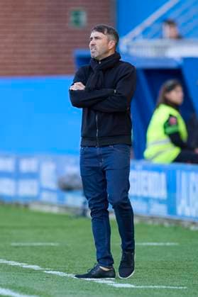 November 2, 2025, Vitoria, Alava, SPAIN: Eduardo Coudet head coach of Deportivo Alaves looks on during the LaLiga EA Sports match between Deportivo Alaves and RCD Espanyol at Mendizorrotza on November 2, 2025, in Vitoria, Spain. Vitoria SPAIN - ZUMAa181 20251102_zaa_a181_058 Copyright: xRicardoxLarreinax