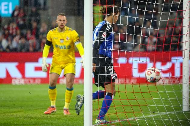 Cologne, Germany, 02 11 25 Jean Luc Dompe Hamburger SV scores the goal to make it 2 1 during the Bundesliga match between 1 FC Köln vs Hamburger SV at RheinEnergieStadion Cologne RheinEnergieStadion North Rhine Westphalia Germany Copyright: xBrauer-Fotoagenturx xAdrianxSchlx