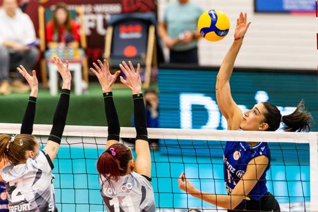 02 11 2025, GER, Volleyball, Women, 1 BL, Main Round, Season 25 26, Schwarz Weiss Erfurt Allianz MTV Stuttgart Julia De Paula Viana Allianz MTV Stuttgart , Elizabeth Sandbothe Schwarz Weiss Erfurt , Isabel Kovacic Schwarz Weiss Erfurt 99089 Erfurt Sporthalle Sportanlage Rieths Thüringen Germany