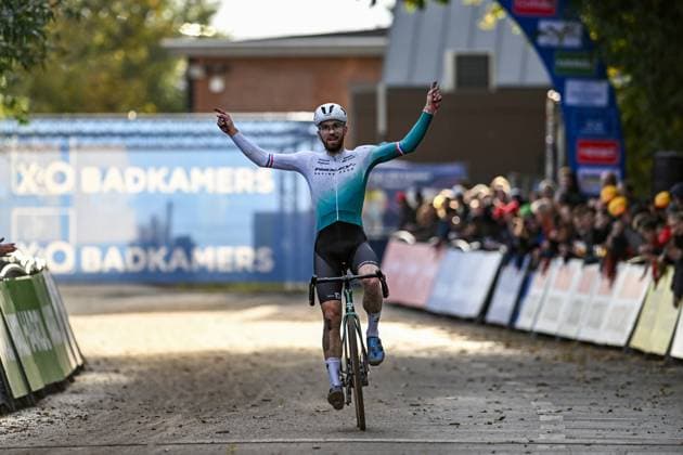 Dutch Joris Nieuwenhuis celebrates as he crosses the finish line to win the elite men race of the Rapencross cyclocross in Lokeren, the second race (out of 8) of the X2O Badkamers Trophy, Sunday 02 November 2025. DAVIDxPINTENS  x138733347x