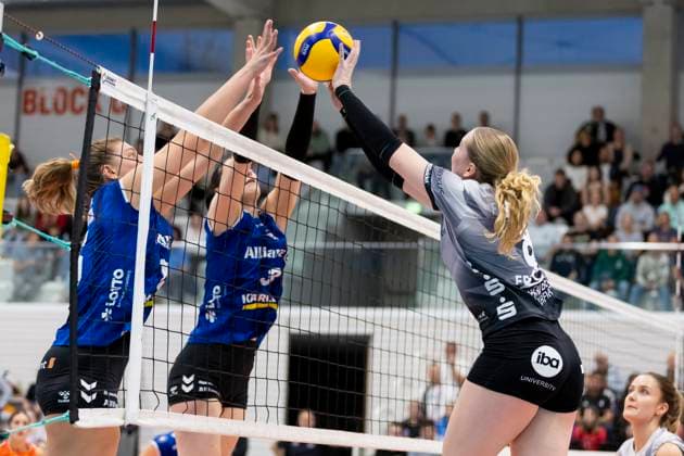 1 Volleyball Bundesliga Women Schwarz Weiss Erfurt vs Allianz MTV Stuttgart Erfurt 02 11 2025 Lea Feistritzer 8 Schwarz Weiss Erfurt vs Melani Shaffmaster 15 Allianz MTV Stuttgart left and Zoe Jichová 3 Schwarz Weiss Erfurt center 1 Volleyball Bundesliga Women Schwarz Weiss Erfurt vs Allianz MTV Stuttgart Riethsporthalle Erfurt 02 11 2025 Copyright: xBEAUTIFULxSPORTS Duehringx