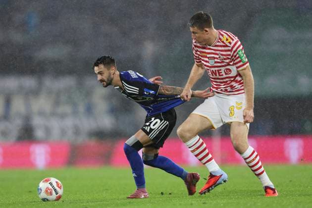 Fabio Vieira (Hamburger SV) und Dominique Heintz (1. FC Koeln) im Zweikampf waehrend des spiels der Bundesliga zwischen 1. FC Köln und Hamburger SV, RheinEnergieSTADION am 02. November 2025 in Köln, Deutschland. (Foto von Oliver Kaelke DeFodi Images) +++ Fabio Vieira (Hamburger SV) und Dominique Heintz (1. FC Koeln) battle for the ball during the Bundesliga match between 1. FC Köln and Hamburger SV at RheinEnergieSTADION on November 2, 2025 in Köln, Germany. (Photo by Oliver Kaelke DeFodi Images) DFL regulations prohibit any use of photographs as image sequences and or quasi-video. (Photo by Oliver Kaelke DeFodi Images) Fabio Vieira Hamburger SV and Dominique Heintz 1 FC Koeln in a duel during the Bundesliga match between 1 FC Köln and Hamburger SV, RheinEnergieSTADION on November 02, 2025 in Köln, Germany Photo by Oliver Kaelke DeFodi Images Fabio Vieira Hamburger SV and Dominique Heintz 1 FC Koeln battle for the ball during the Bundesliga match between 1 FC Köln and Hamburger SV at RheinEnergieSTADION on November 2, 2025 in Köln, Germany Photo by Oliver Kaelke DeFodi Images DFL regulations prohibit any use of photographs as image sequences and or quasi video Photo by Oliver Kaelke DeFodi Images
