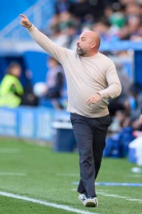 November 2, 2025, Vitoria, Alava, SPAIN: Manolo Gonzalez head coach of RCD Espanyol reacts during the LaLiga EA Sports match between Deportivo Alaves and RCD Espanyol at Mendizorrotza on November 2, 2025, in Vitoria, Spain. Vitoria SPAIN - ZUMAa181 20251102_zaa_a181_061 Copyright: xRicardoxLarreinax