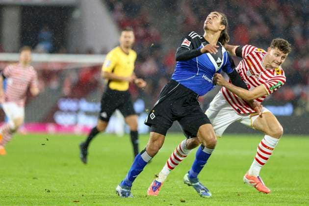 Cologne, Germany, 02 11 25 Yussuf Poulsen Hamburger SV and Eric Martel 1 FC Köln fighting for the ball during the Bundesliga match between 1 FC Köln vs Hamburger SV at RheinEnergieStadion Cologne RheinEnergieStadion North Rhine Westphalia Germany Copyright: xBrauer-Fotoagenturx xAdrianxSchlx