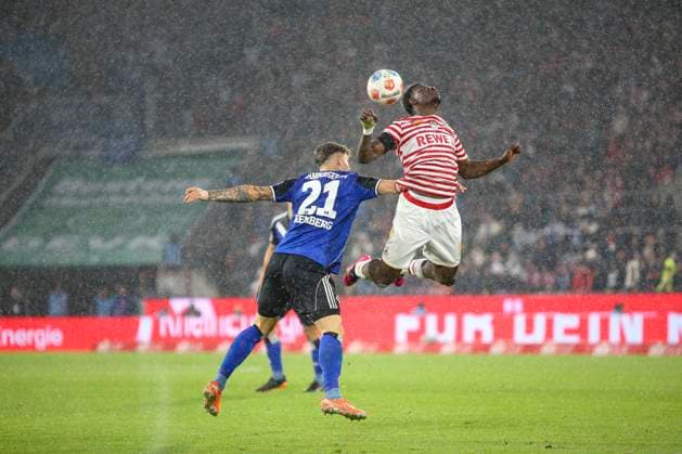 Cologne, Germany, 02 11 25 Nicolai Remberg Hamburger SV and Ragnar Ache 1 FC Köln fighting for the ball during the Bundesliga match between 1 FC Köln vs Hamburger SV at RheinEnergieStadion Cologne RheinEnergieStadion North Rhine Westphalia Germany Copyright: xBrauer-Fotoagenturx xAdrianxSchlx