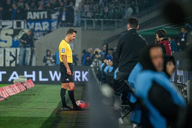 Soccer I Men I Season 2025 2026 I Bundesliga I 9 Matchday I 1 FC Köln Hamburger SV I 02 11 2025 Daniel Schlager Referee Cologne Rheinenergiestadion North Rhine-Westphalia Germany Copyright: xLobecax xHenningxRohlfsx