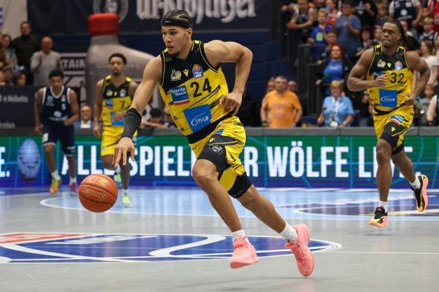 Brandon Tischler MHP Riesen Ludwigsburg, 24 on the ball, Syntainics MBC vs MHP Riesen Ludwigsburg, Basketball, easycredit Basketball Bundesliga, Matchday 6, Season 2025 2026, 02 11 2025, Syntainics MBC vs MHP Riesen Ludwigsburg, Basketball, easycredit Basketball Bundesliga, Matchday 6, Season 2025 2026, 02 11 2025 Weissenfels Copyright: xEibner-Pressefoto LauraxRoemerx EP_LRR