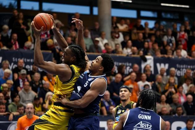Keeshawn Kellman MHP Riesen Ludwigsburg, 32 on the ball, duel, fight with Marcus Foster SYNTAINICS MBC, 05 , Syntainics MBC vs MHP Riesen Ludwigsburg, Basketball, easycredit Basketball Bundesliga, Matchday 6, Season 2025 2026, 02 11 2025, Syntainics MBC vs MHP Riesen Ludwigsburg, Basketball, easycredit Basketball Bundesliga, Matchday 6, Season 2025 2026, 02 11 2025 Weissenfels Copyright: xEibner-Pressefoto LauraxRoemerx EP_LRR