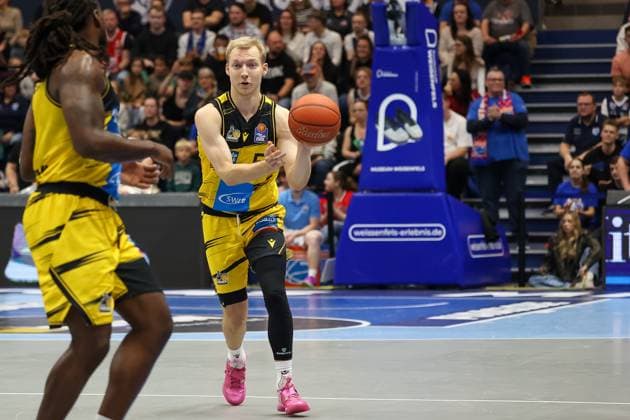 Toms Skuja MHP Riesen Ludwigsburg, 05 on the ball, Syntainics MBC vs MHP Riesen Ludwigsburg, Basketball, easycredit Basketball Bundesliga, Matchday 6, Season 2025 2026, 02 11 2025, Syntainics MBC vs MHP Riesen Ludwigsburg, Basketball, easycredit Basketball Bundesliga, Matchday 6, Season 2025 2026, 02 11 2025 Weissenfels Copyright: xEibner-Pressefoto LauraxRoemerx EP_LRR