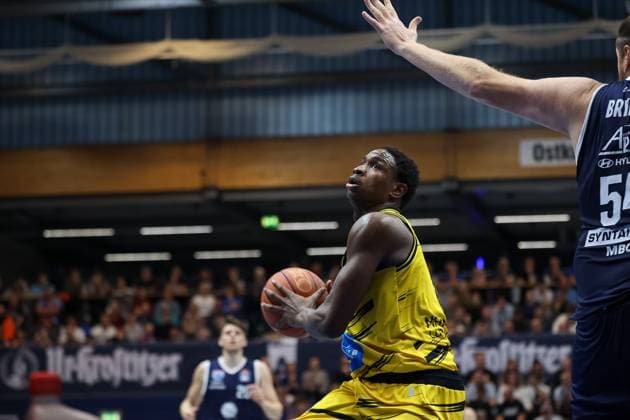 Babacar Sane MHP Riesen Ludwigsburg, 00 on the ball, Syntainics MBC vs MHP Riesen Ludwigsburg, Basketball, easycredit Basketball Bundesliga, Matchday 6, Season 2025 2026, 02 11 2025, Syntainics MBC vs MHP Riesen Ludwigsburg, Basketball, easycredit Basketball Bundesliga, Matchday 6, Season 2025 2026, 02 11 2025 Weissenfels Copyright: xEibner-Pressefoto LauraxRoemerx EP_LRR
