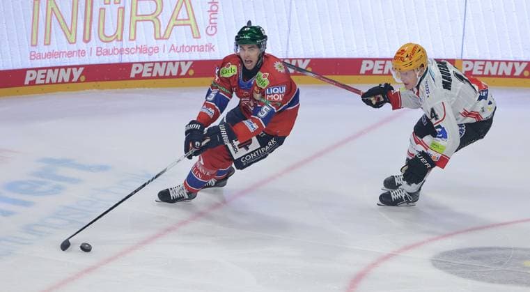 Mitchell Reinke, Ross Mauermann duel match scene action sport ice hockey penny DEL German Ice Hockey League 17 match day season 2025 2026 02 11 2025 EHC Eisbären Berlin EBB vs Fischtown Pinguins Bremerhaven