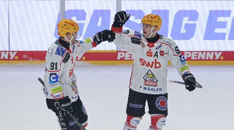 re Alexander Friesen cheers after 0 2 with Miha Verlic Joy Emotion Joy Emotion Joy Emotion Cheering Sport Ice Hockey Penny DEL Deutsche Eishockey Liga 17 Spieltag Saison 2025 2026 02 11 2025 EHC Eisbären Berlin EBB vs Fischtown Pinguins Bremerhaven
