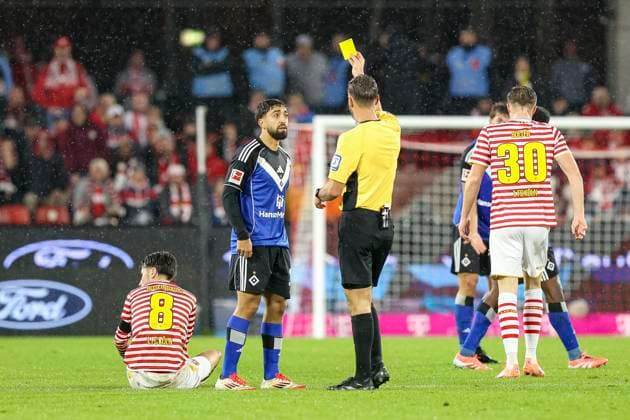 Cologne, Germany, 02 11 25 Immanuel Pherai Hamburger SV is shown a yellow card by referee Daniel Schlager during the Bundesliga match between 1 FC Köln and Hamburger SV at RheinEnergieStadion Cologne RheinEnergieStadion North Rhine Westphalia Germany Copyright: xBrauer-Fotoagenturx xAdrianxSchlx