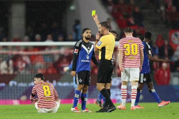 Immanuel Pherai (Hamburger SV) erhaelt die gelbe Karte waehrend des spiels der Bundesliga zwischen 1. FC Köln und Hamburger SV, RheinEnergieSTADION am 02. November 2025 in Köln, Deutschland. (Foto von Oliver Kaelke DeFodi Images) +++ Immanuel Pherai (Hamburger SV) gets the yellow card during the Bundesliga match between 1. FC Köln and Hamburger SV at RheinEnergieSTADION on November 2, 2025 in Köln, Germany. (Photo by Oliver Kaelke DeFodi Images) DFL regulations prohibit any use of photographs as image sequences and or quasi-video. (Photo by Oliver Kaelke DeFodi Images) Immanuel Pherai Hamburger SV gets the yellow card during the Bundesliga match between 1 FC Köln and Hamburger SV, RheinEnergieSTADION on November 02, 2025 in Köln, Germany Photo by Oliver Kaelke DeFodi Images Immanuel Pherai Hamburger SV gets the yellow card during the Bundesliga match between 1 FC Köln and Hamburger SV at RheinEnergieSTADION on November 2, 2025 in Köln, Germany Photo by Oliver Kaelke DeFodi Images DFL regulations prohibit any use of photographs as image sequences and or quasi video Photo by Oliver Kaelke DeFodi Images