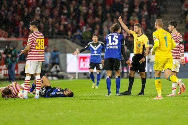Cologne, Germany, 02 11 25 Immanuel Pherai Hamburger SV receives the yellow red card from referee Daniel Schlager during the Bundesliga match between 1 FC Köln vs Hamburger SV at the RheinEnergieStadion Köln RheinEnergieStadion North Rhine Westphalia Germany Copyright: xBrauer-Fotoagenturx xAdrianxSchlx