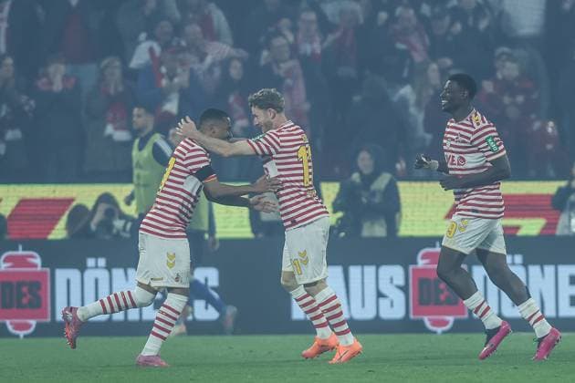 Sport, Soccer, Bundesliga Season 2025 2026 9 Matchday 1 FC Köln Hamburger SV 02 11 2025, RheinEnergieSTADION Goal celebration 1 FC Köln after the goal for 2 0 by Florian Kainz 1 FC Köln, 11 the players are happy Köln RheinEnergieSTADION North Rhine-Westphalia Germany
