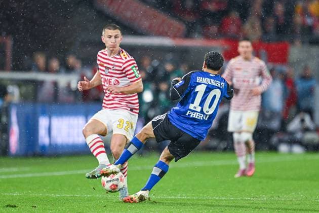 02 11 2025, Soccer, 1 Bundesliga, Matchday 6 Season 2025 2026, 1 FC Köln Hamburger SV, Kristoffer Lund 1 FC Köln , Immanuel Pherai Hamburger SV , After the foul Immanuel Pherai Hamburger SV sees the yellow red card, xRHR PHOTO TKx Copyright: RHR-FOTOx RHR-FOTO TK